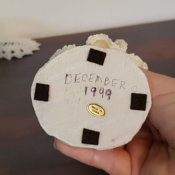 Lovely Vintage Resin Angel with Harp Figurine and Sparkly Wings - Picture 8 of 9